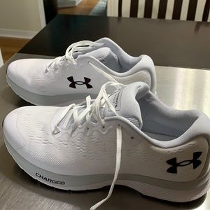 BNWT UNDER ARMOUR CHARGED S BANDIT size 8